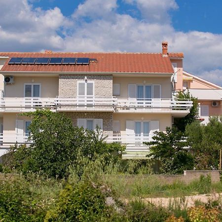 F• R• I• E• N• D• S• Bed and Breakfast Novalja Εξωτερικό φωτογραφία