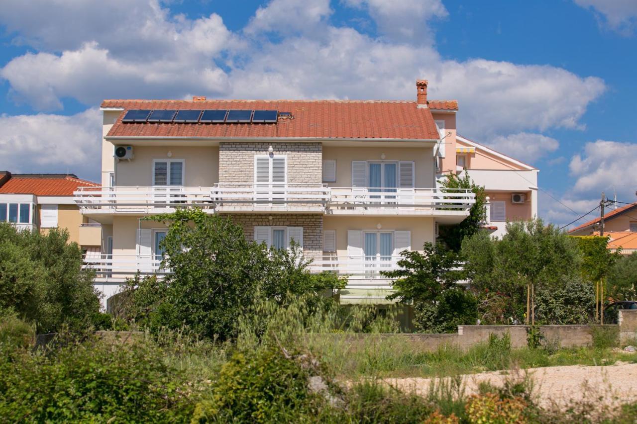 F• R• I• E• N• D• S• Bed and Breakfast Novalja Εξωτερικό φωτογραφία