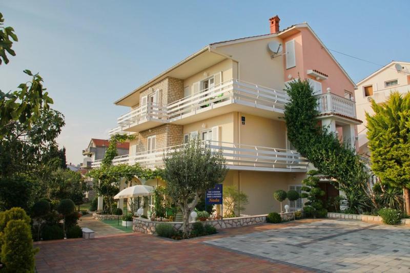 F• R• I• E• N• D• S• Bed and Breakfast Novalja Εξωτερικό φωτογραφία
