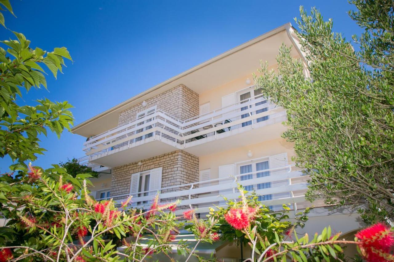 F• R• I• E• N• D• S• Bed and Breakfast Novalja Εξωτερικό φωτογραφία