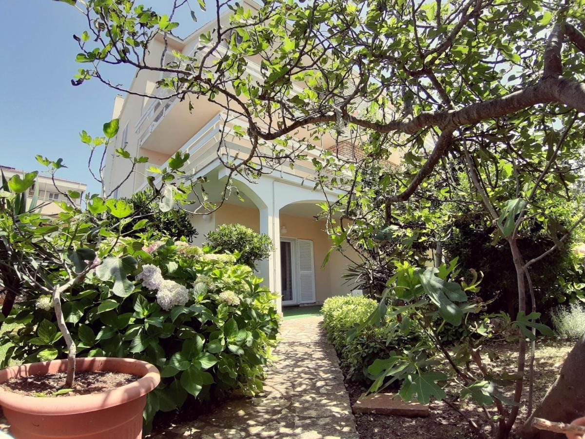 F• R• I• E• N• D• S• Bed and Breakfast Novalja Εξωτερικό φωτογραφία