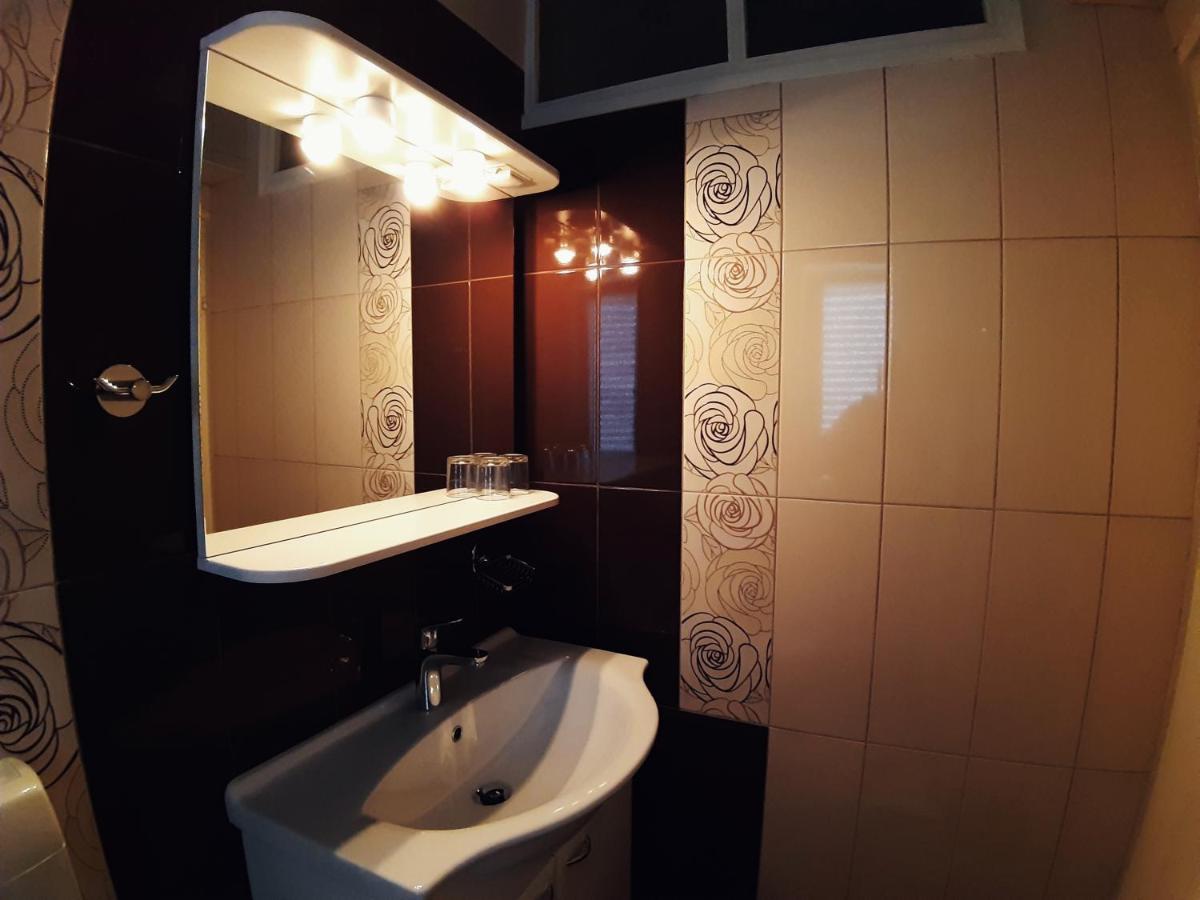 F• R• I• E• N• D• S• Bed and Breakfast Novalja Εξωτερικό φωτογραφία