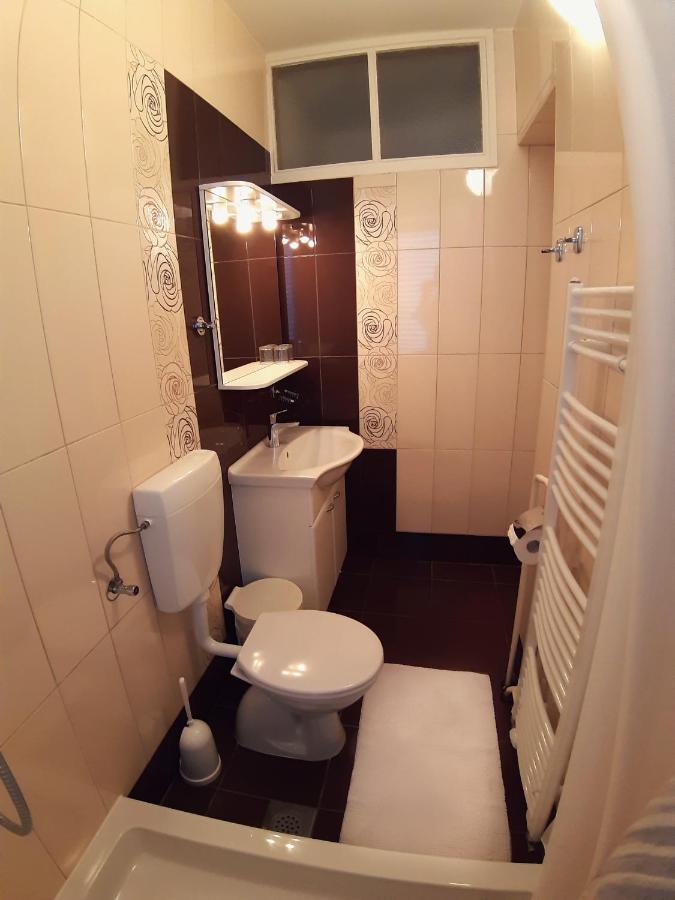 F• R• I• E• N• D• S• Bed and Breakfast Novalja Εξωτερικό φωτογραφία