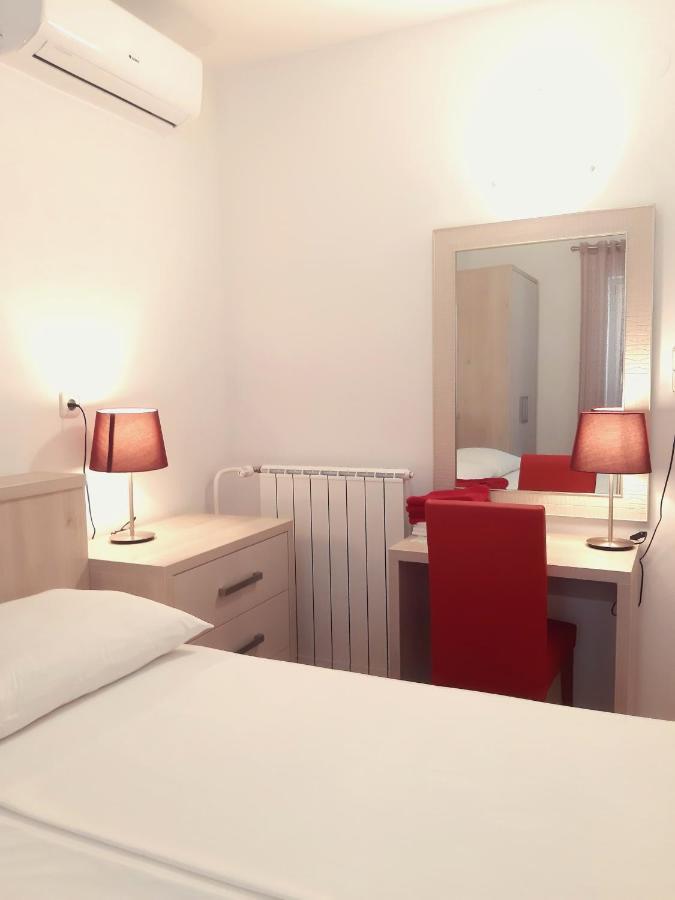 F• R• I• E• N• D• S• Bed and Breakfast Novalja Εξωτερικό φωτογραφία