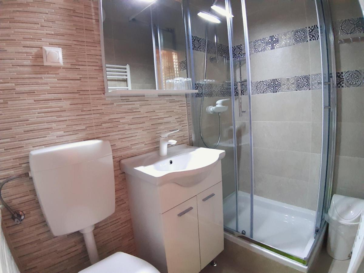 F• R• I• E• N• D• S• Bed and Breakfast Novalja Εξωτερικό φωτογραφία