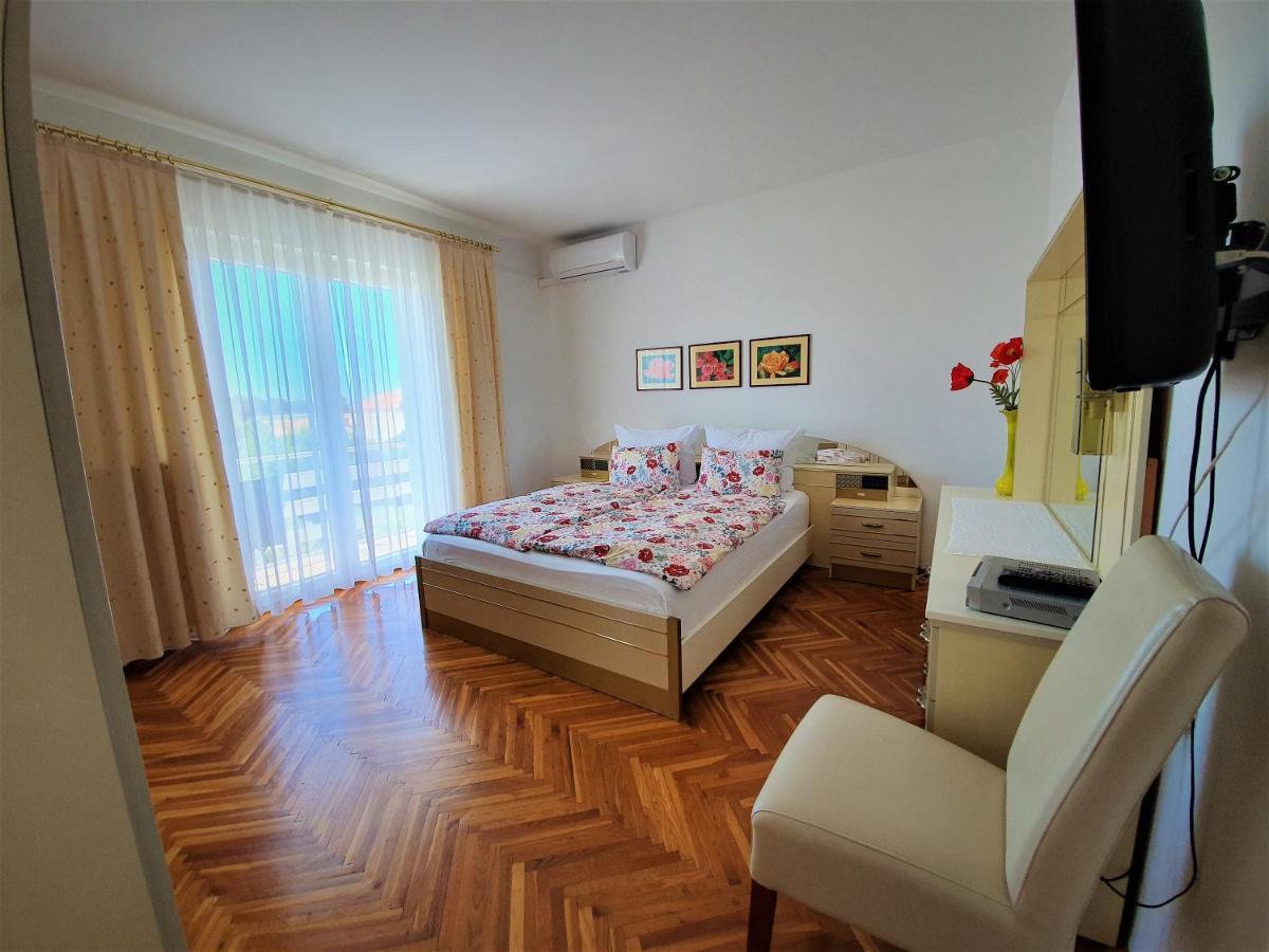 F• R• I• E• N• D• S• Bed and Breakfast Novalja Εξωτερικό φωτογραφία