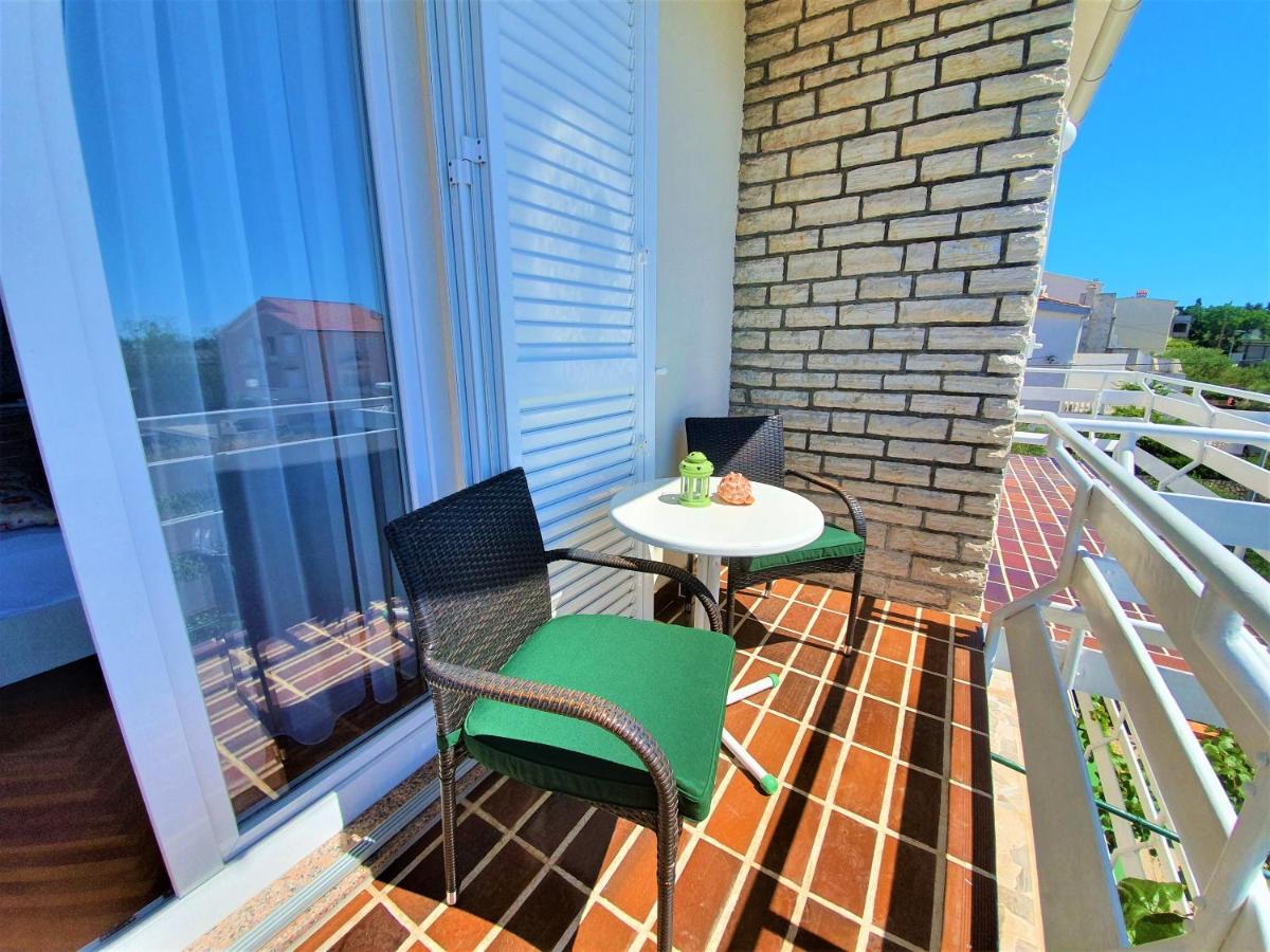 F• R• I• E• N• D• S• Bed and Breakfast Novalja Εξωτερικό φωτογραφία